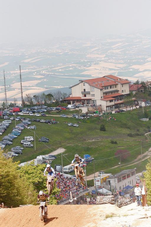 Hotel Tetto Delle Marche - Ristorante Dei Conti Cingoli Eksteriør bilde